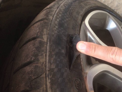 Lốp xe bị rách hông vá được không?