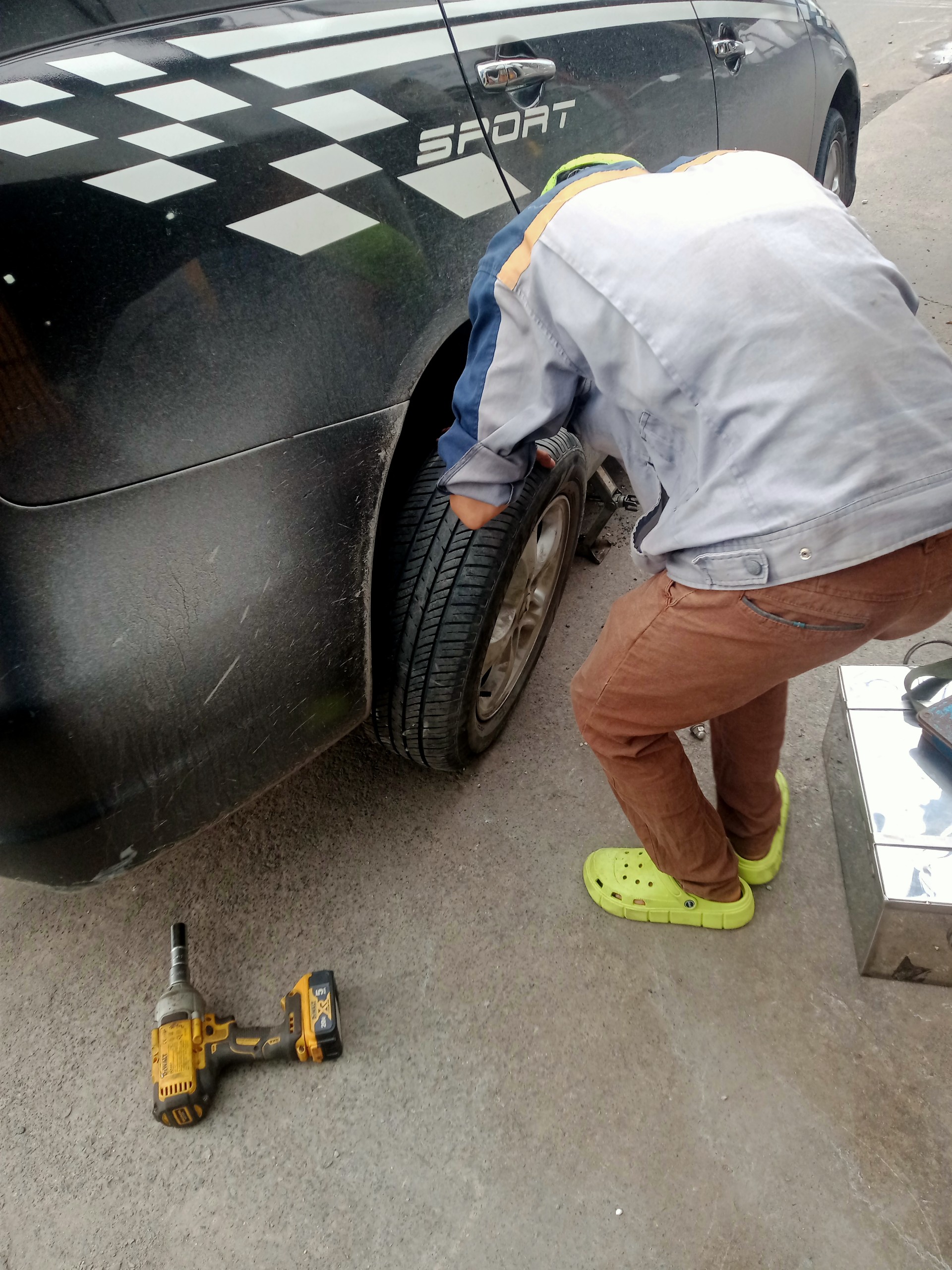Vá lốp xe hơi đường Tạ Quang Bửu