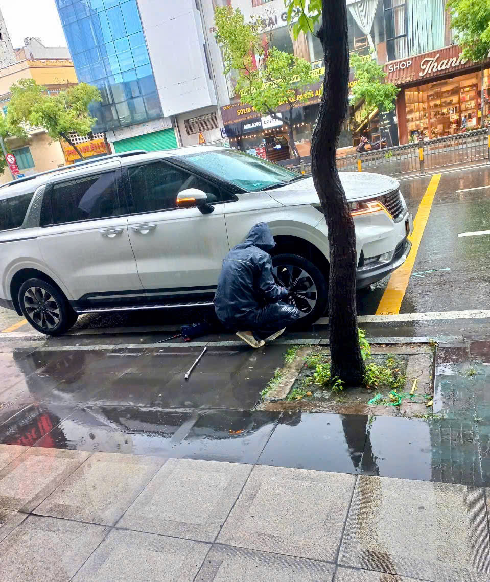 Bơm lốp xe hơi lưu động giá rẻ