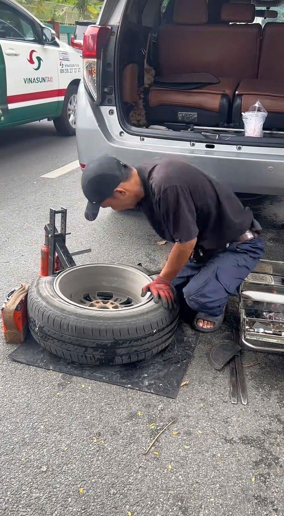 sửa lốp ô tô giữa đường