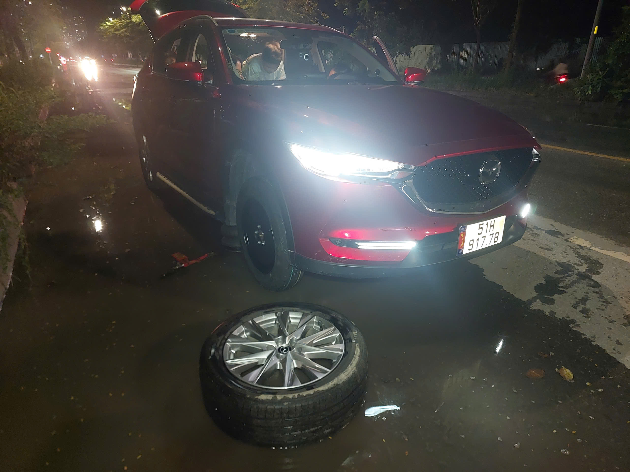 vá xe lưu động gấp trong đêm